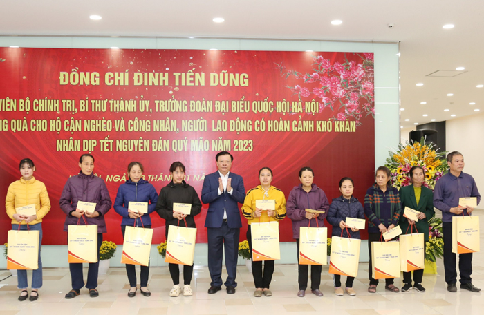 Bí thư Thành ủy Hà Nội thăm, tặng quà Tết gia đình chính sách và công nhân, lao động huyện Gia Lâm